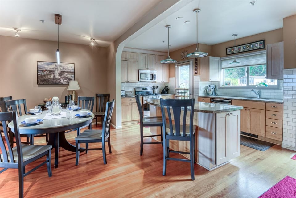 3 Ensuite Bedrooms, Pirate Cove Views, EV Charger & Walk to Depoe Bay House in Depoe Bay
