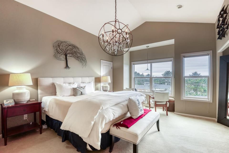 3 Ensuite Bedrooms, Pirate Cove Views, EV Charger & Walk to Depoe Bay House in Depoe Bay