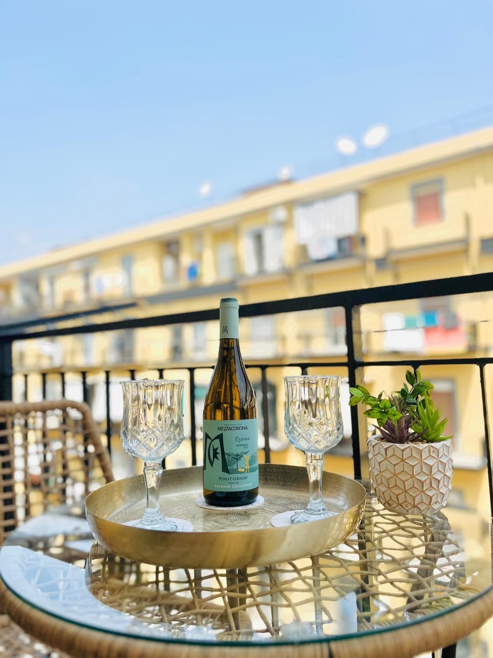 Balcony/Terrace, Food and drinks, Alcoholic drinks
