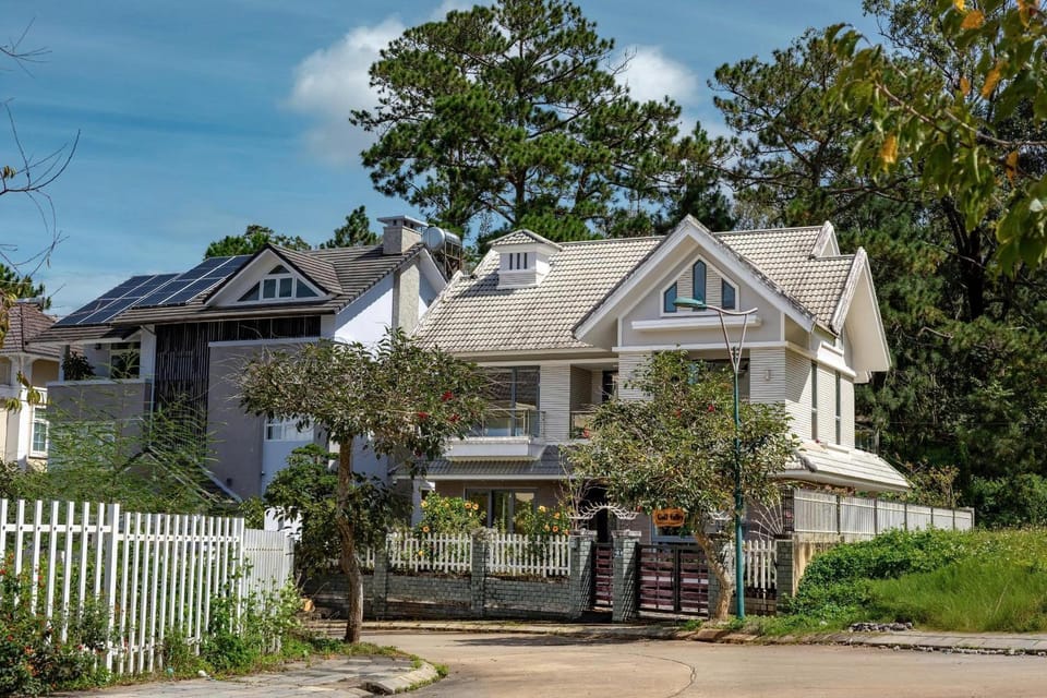 Property building, Day, Neighbourhood, Garden, Street view, Breakfast