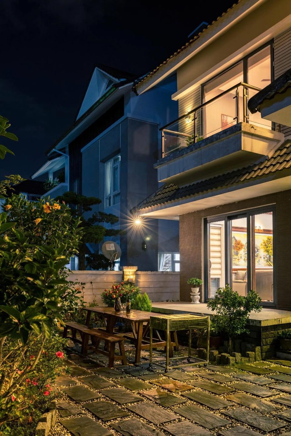 Property building, Patio, Night, BBQ facilities, BBQ facilities, Garden, Garden, Dining area, Garden view