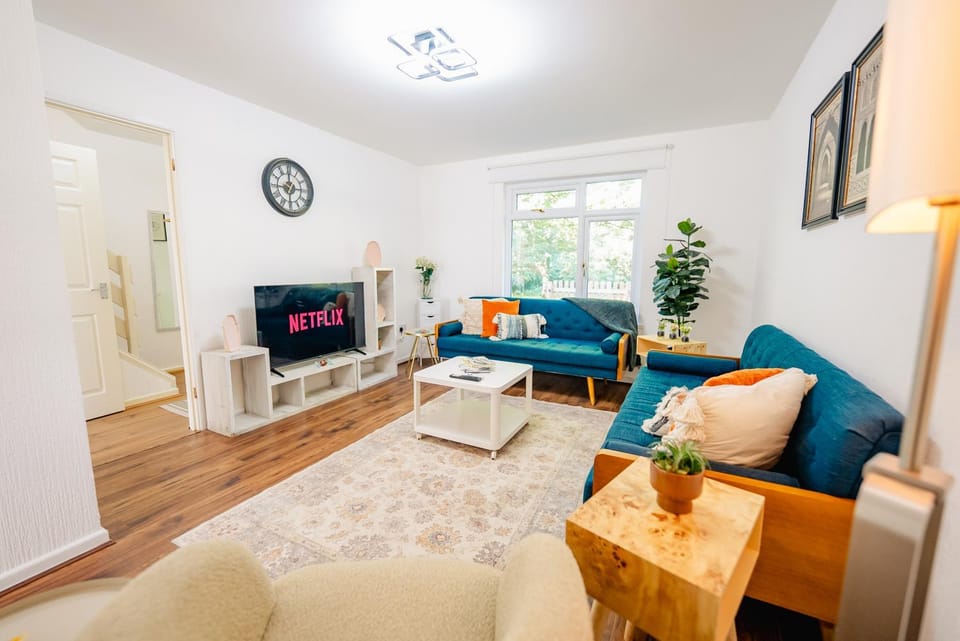 Communal lounge/ TV room, TV and multimedia, Living room, Seating area, Evening entertainment