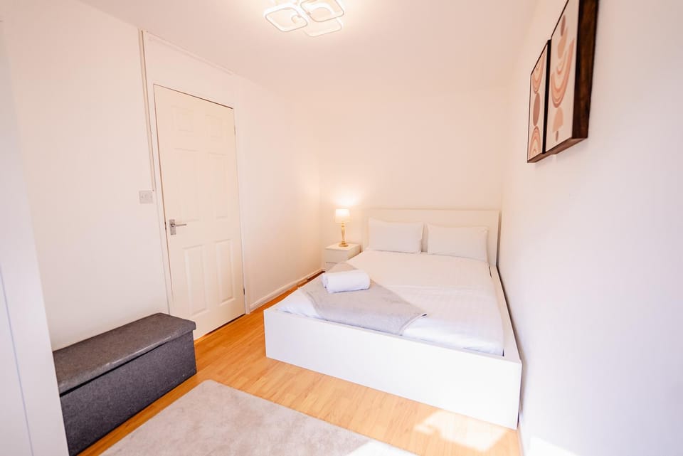 Bed, TV and multimedia, Living room, Photo of the whole room, Seating area, Bedroom, towels, wardrobe