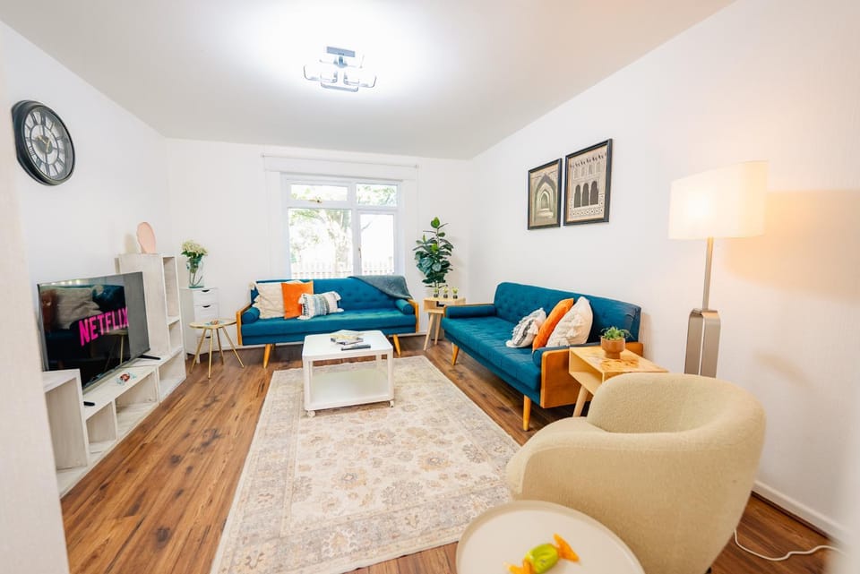 Communal lounge/ TV room, TV and multimedia, Living room, Seating area, Evening entertainment