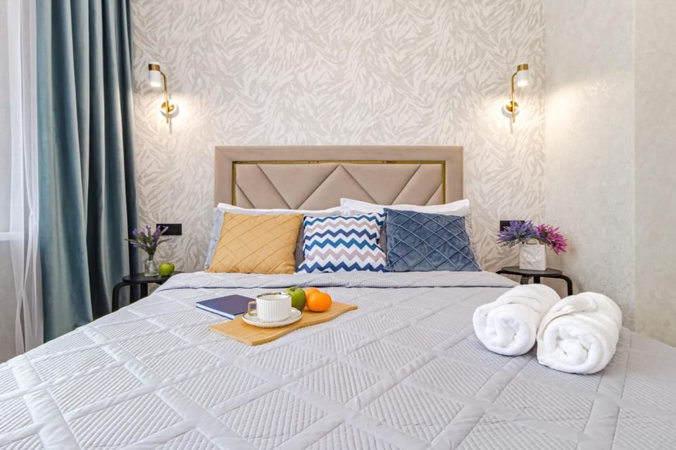 Bed, Photo of the whole room, Bedroom, towels