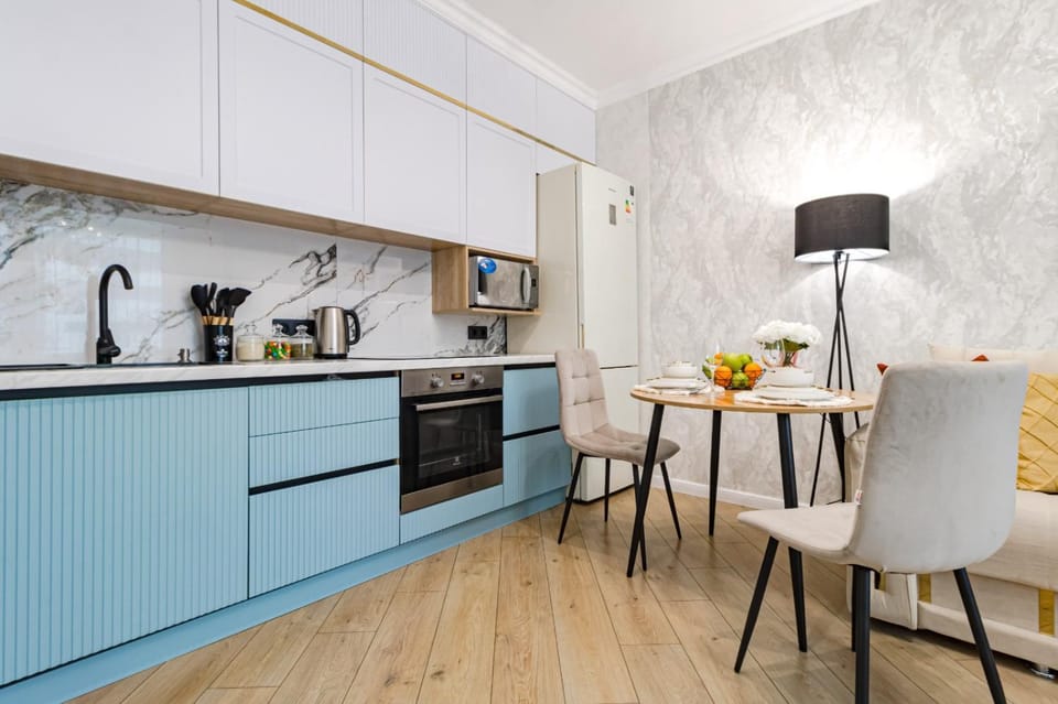 Coffee/tea facilities, Kitchen or kitchenette, oven, stove
