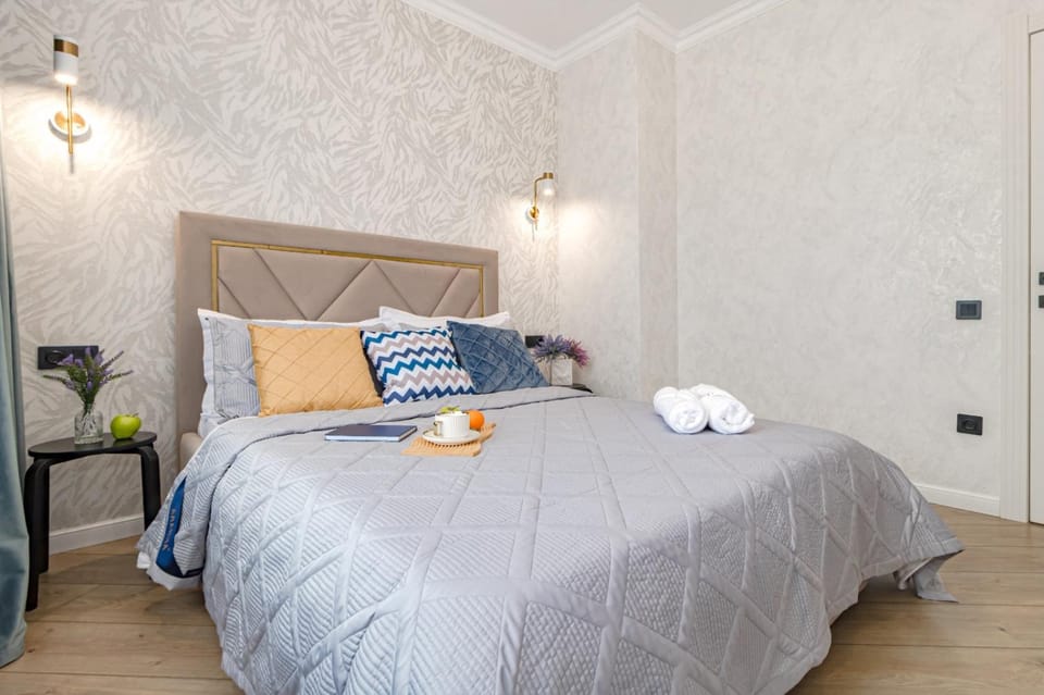 Bed, Photo of the whole room, Bedroom, towels