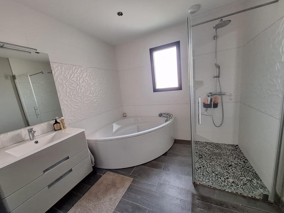 Shower, Bathroom, Bath, towels