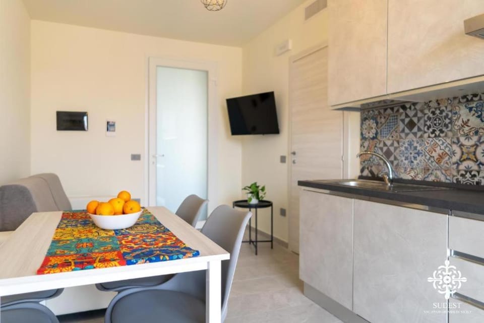 TV and multimedia, Kitchen or kitchenette, Living room, Seating area, Dining area