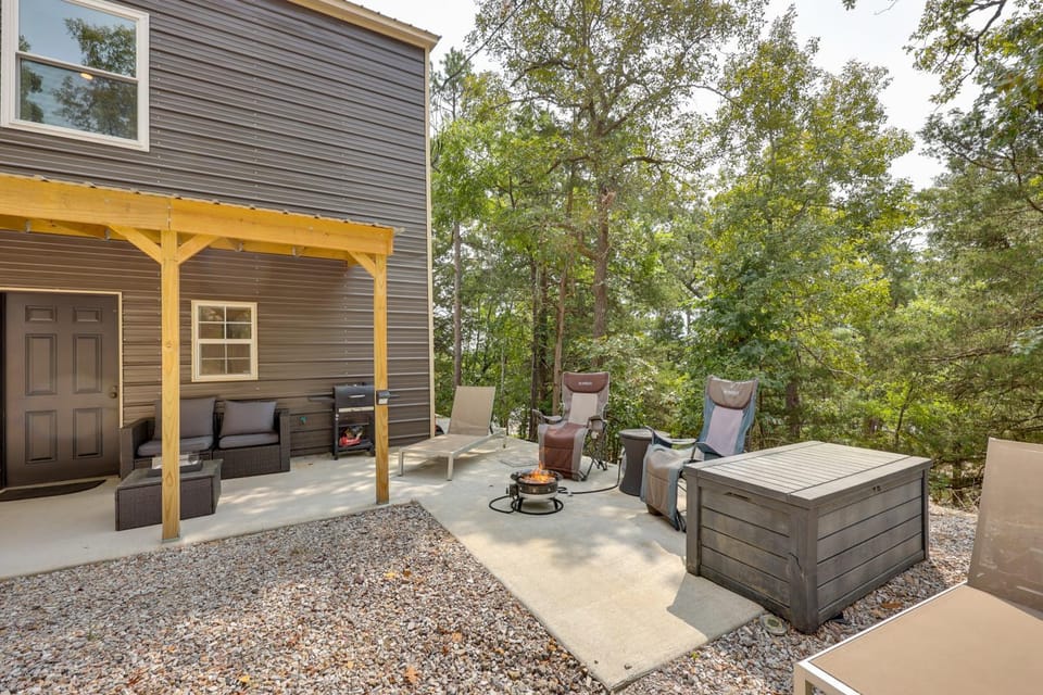 Walk to Lake Ouachita: Peaceful Duplex w/ Patio! House in Lake Ouachita