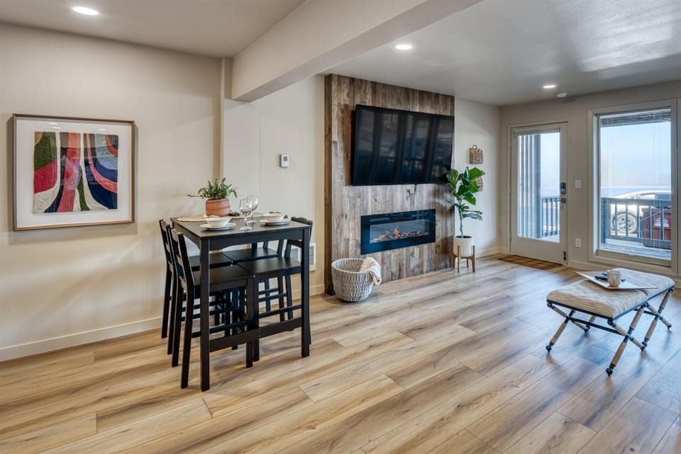 Bay Suites Studio A Modern Coastal Escape in the Heart of Depoe Bay Apartment in Depoe Bay