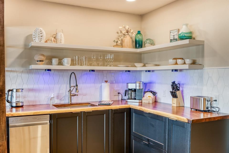 Bay Suites Studio A Modern Coastal Escape in the Heart of Depoe Bay Apartment in Depoe Bay
