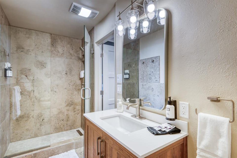 Bay Suites Studio A Modern Coastal Escape in the Heart of Depoe Bay Apartment in Depoe Bay