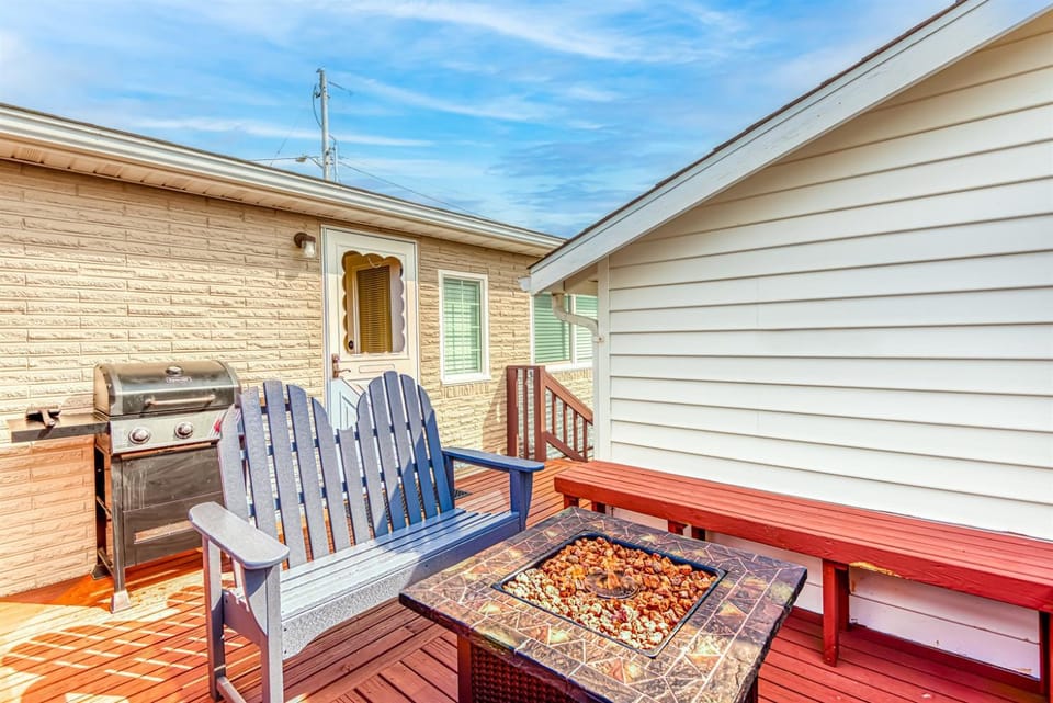 Walk to Beach Game Room Fun Oceanlake Cottage Sleeps 4 House in Devils Lake