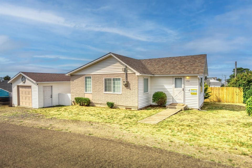 Walk to Beach Game Room Fun Oceanlake Cottage Sleeps 4 House in Devils Lake