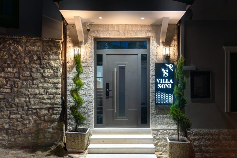 Facade/entrance, Night