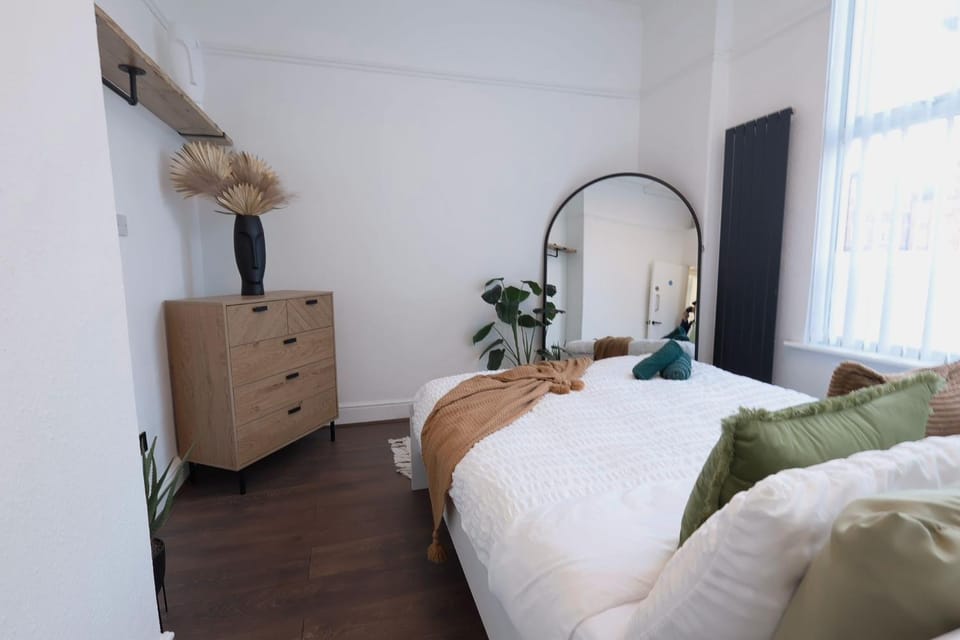 Bed, Photo of the whole room, Bedroom, wardrobe