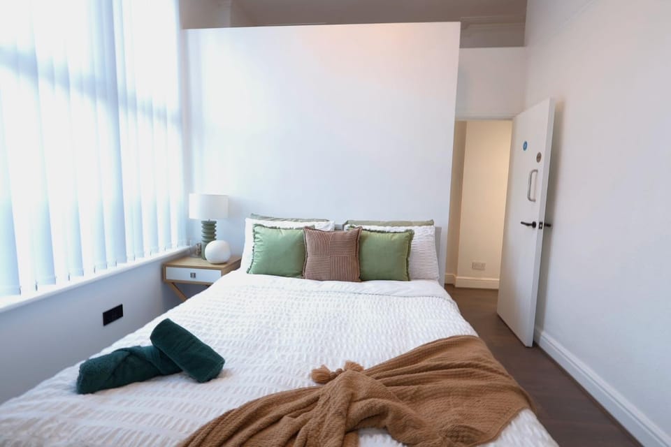 Bed, Photo of the whole room, towels