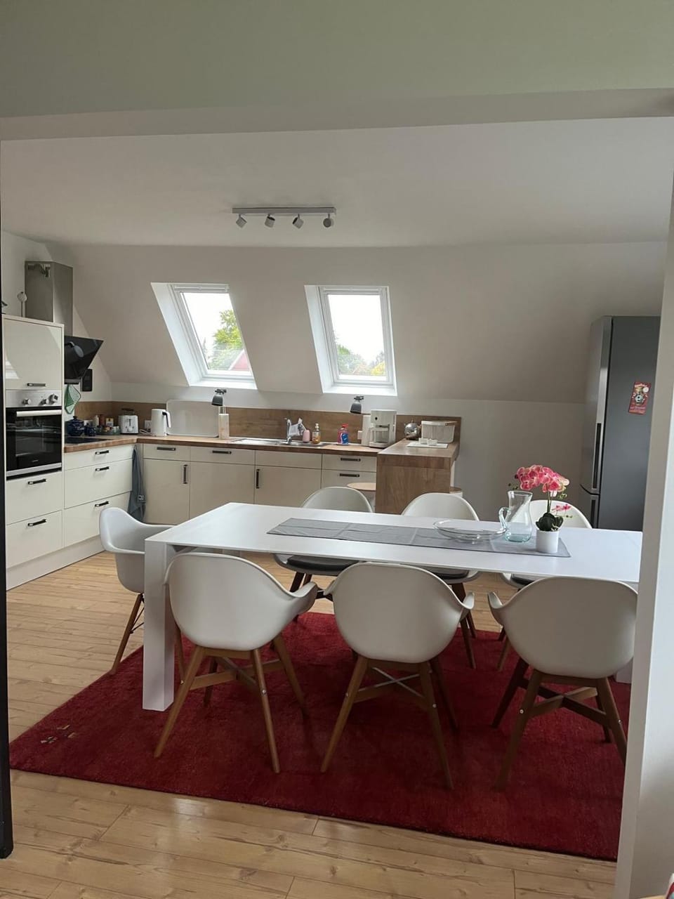 Kitchen or kitchenette, Dining area