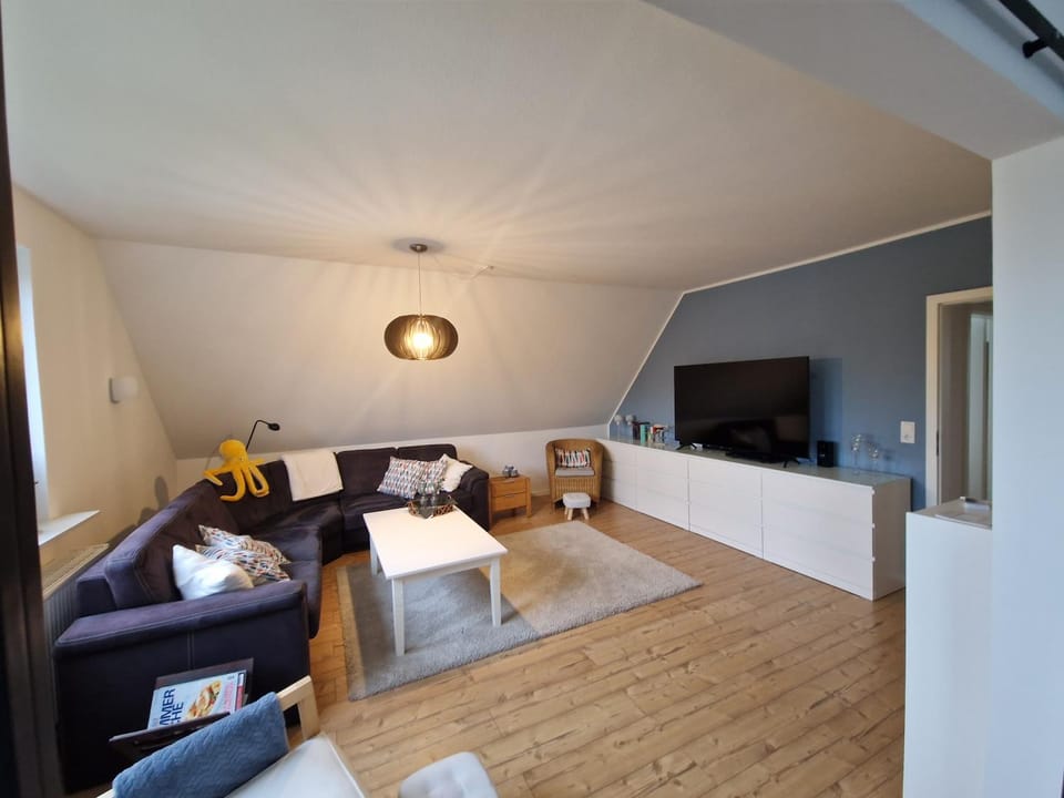 TV and multimedia, Living room, Seating area, Evening entertainment