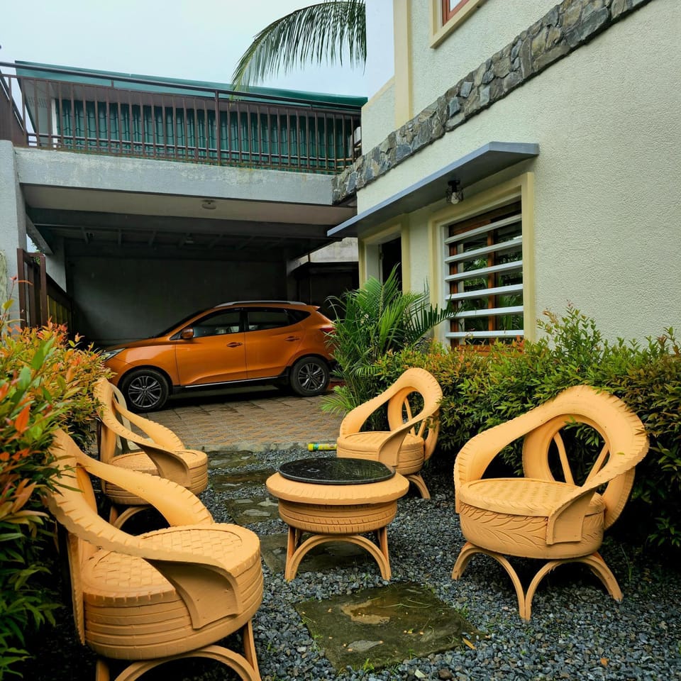 4BR Villa with Private Pool & Roof deck Bed and Breakfast in Tagaytay
