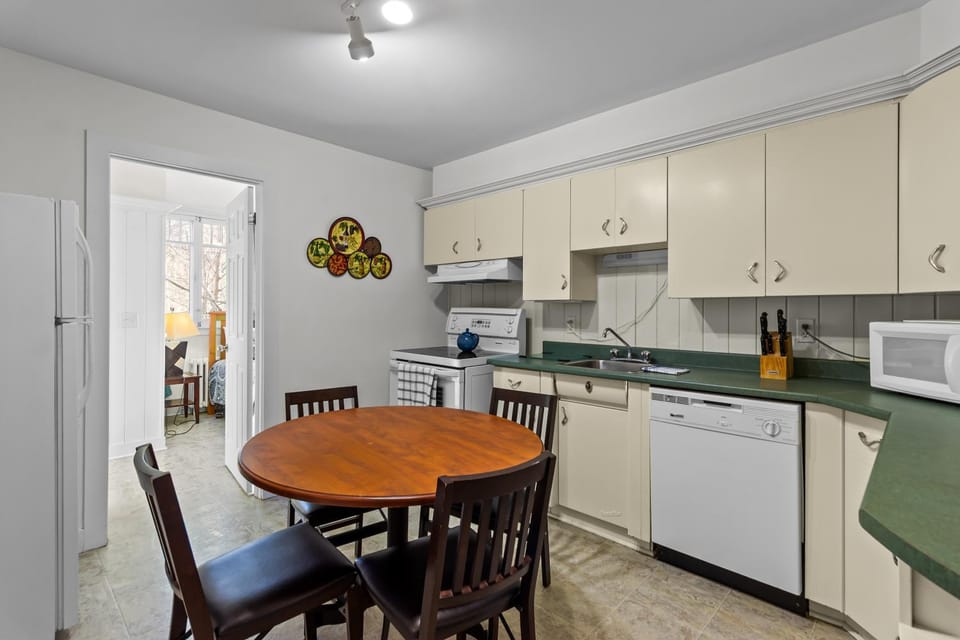 Midstream Premier 2BR Wi-Fi Parking Apartment hotel in St Johns
