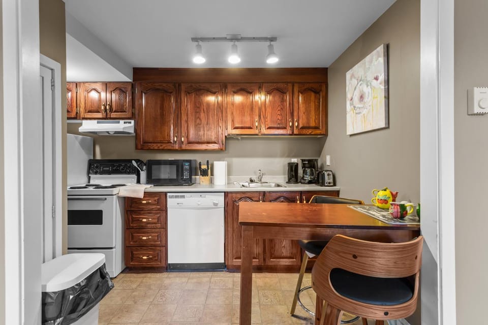 Midstream Manor 1BR Parking WiFi Apartment hotel in St Johns