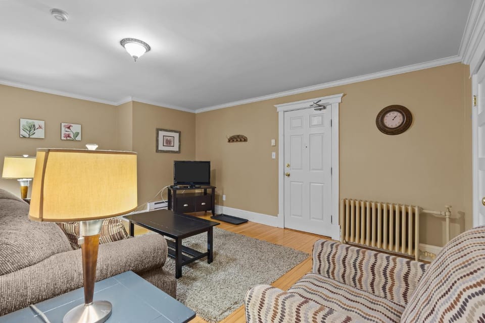 Midstream Modern 2BR Wi-Fi Parking Apartment hotel in St Johns