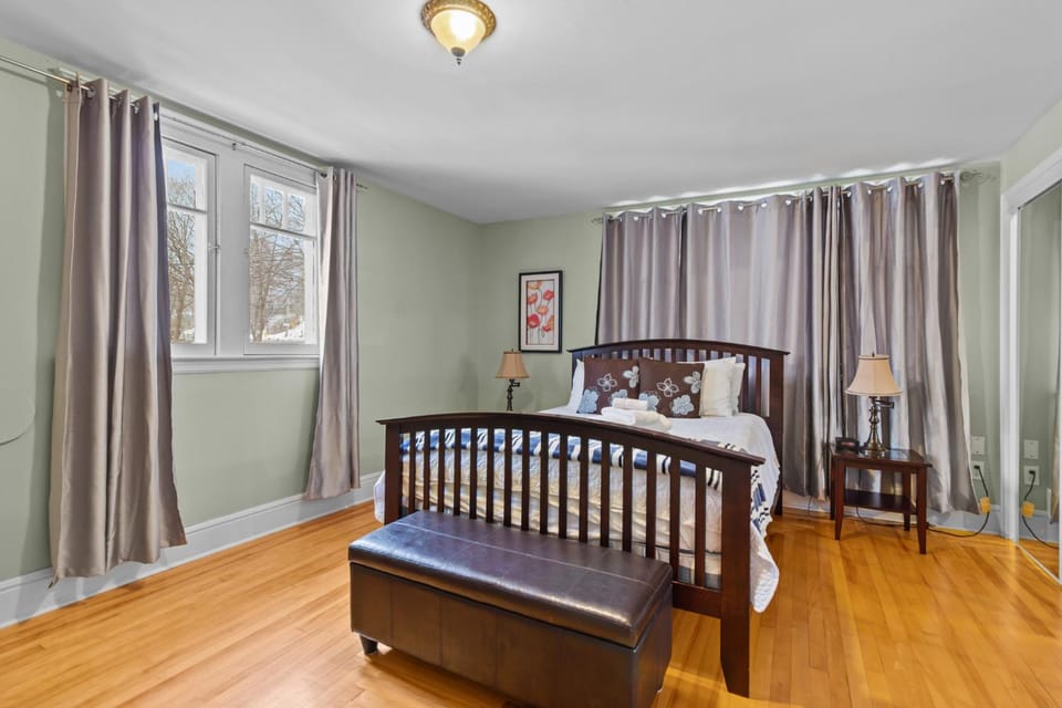 Midstream Modern 2BR Wi-Fi Parking Apartment hotel in St Johns