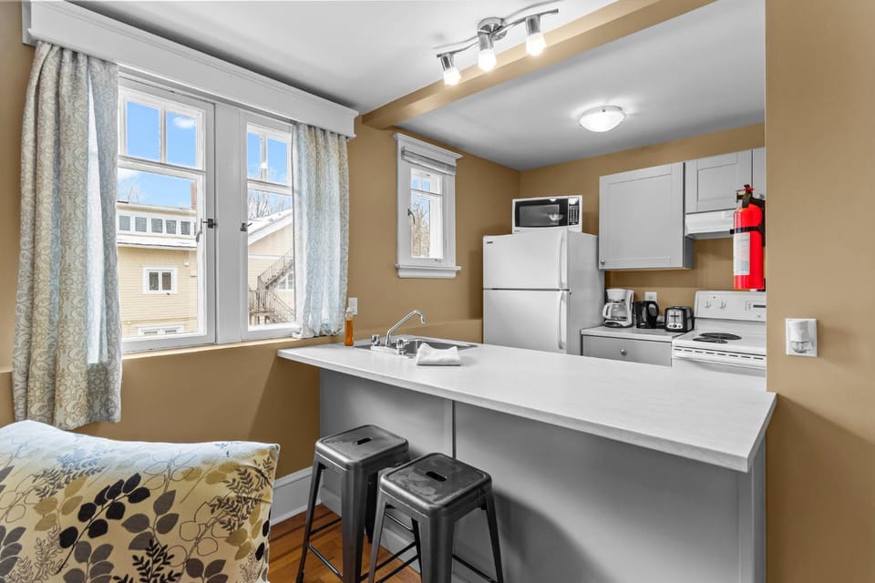 Midstream Executive 2BR Wi-Fi Parking Apartment hotel in St Johns
