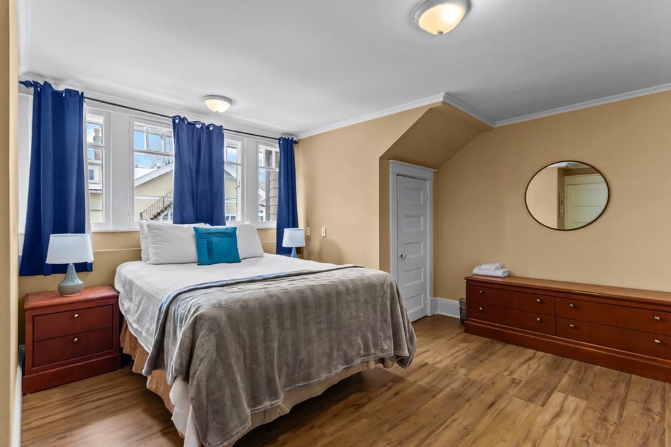 Midstream Executive 2BR Wi-Fi Parking Apartment hotel in St Johns