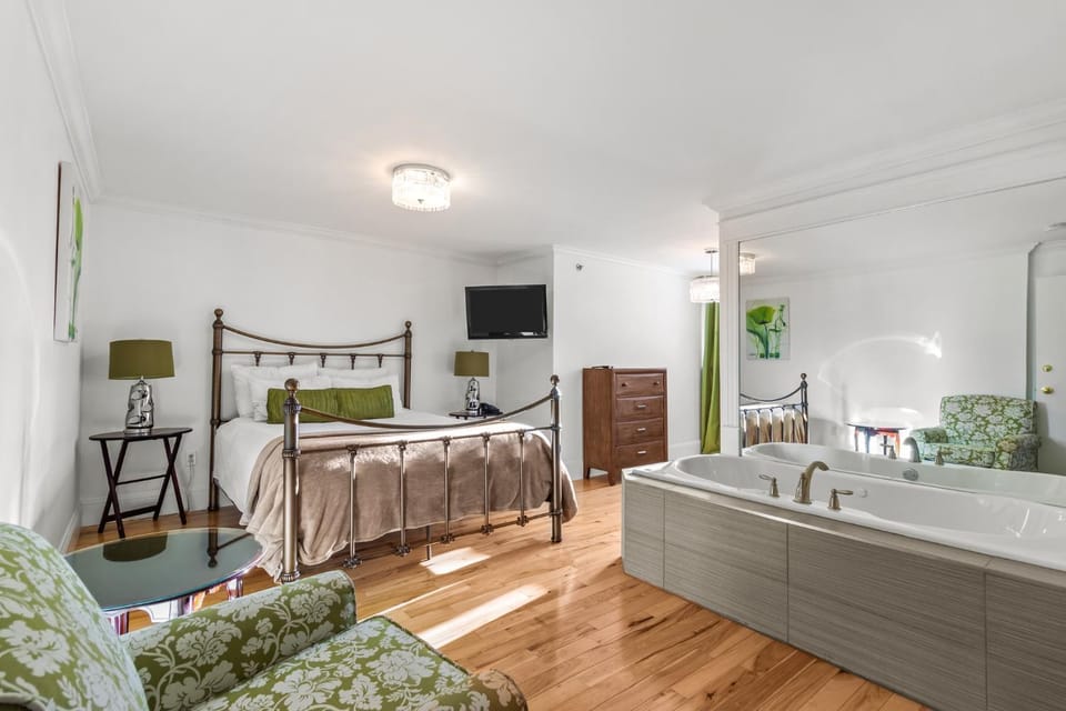 Downtown Gem 2BR Tub Parking Apartment hotel in St Johns