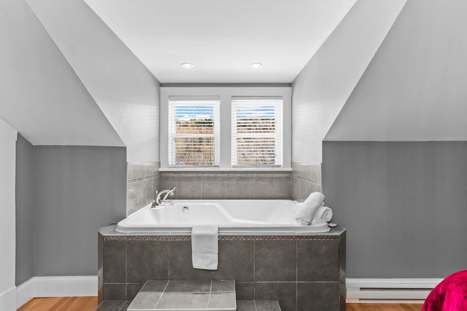 Downtown Gem 2BR Tub Parking Apartment hotel in St Johns
