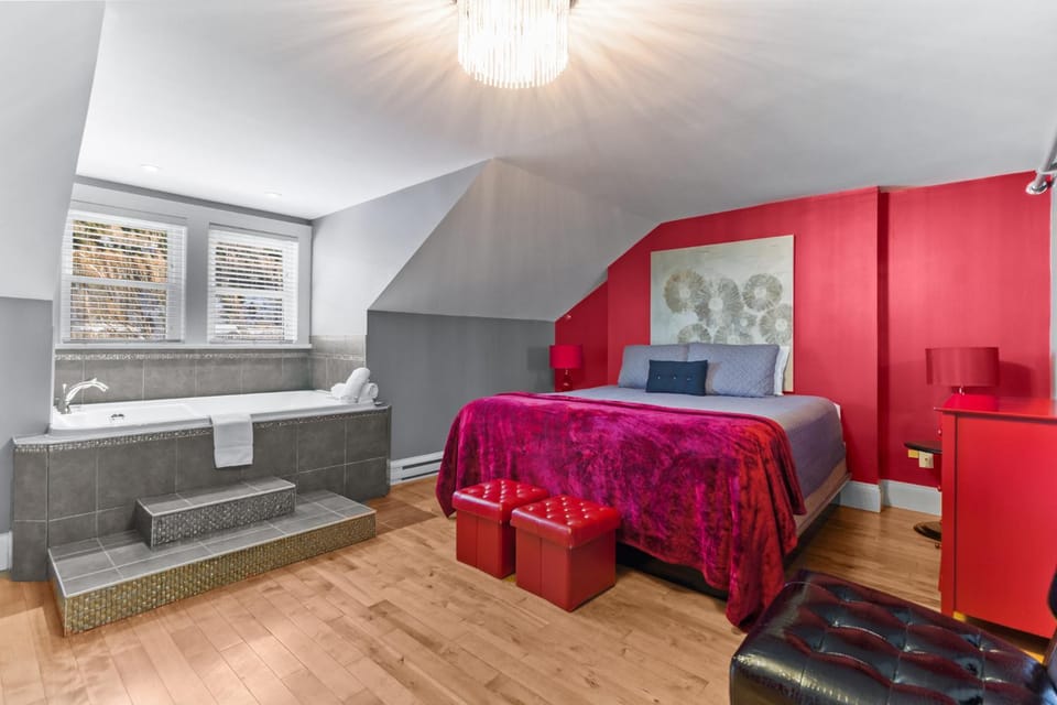 Downtown Gem 2BR Tub Parking Apartment hotel in St Johns