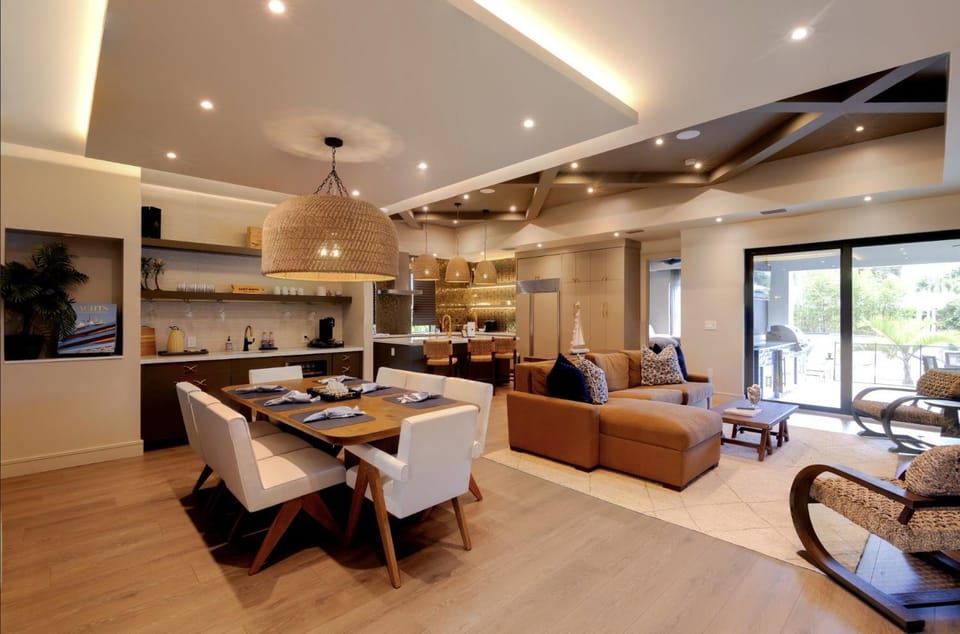 Luxury Waterfront Pool Villa, Dock, Putting Green House in Lauderdale Isles