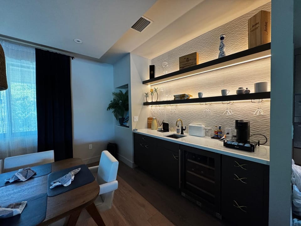 Luxury Waterfront Pool Villa, Dock, Putting Green House in Lauderdale Isles