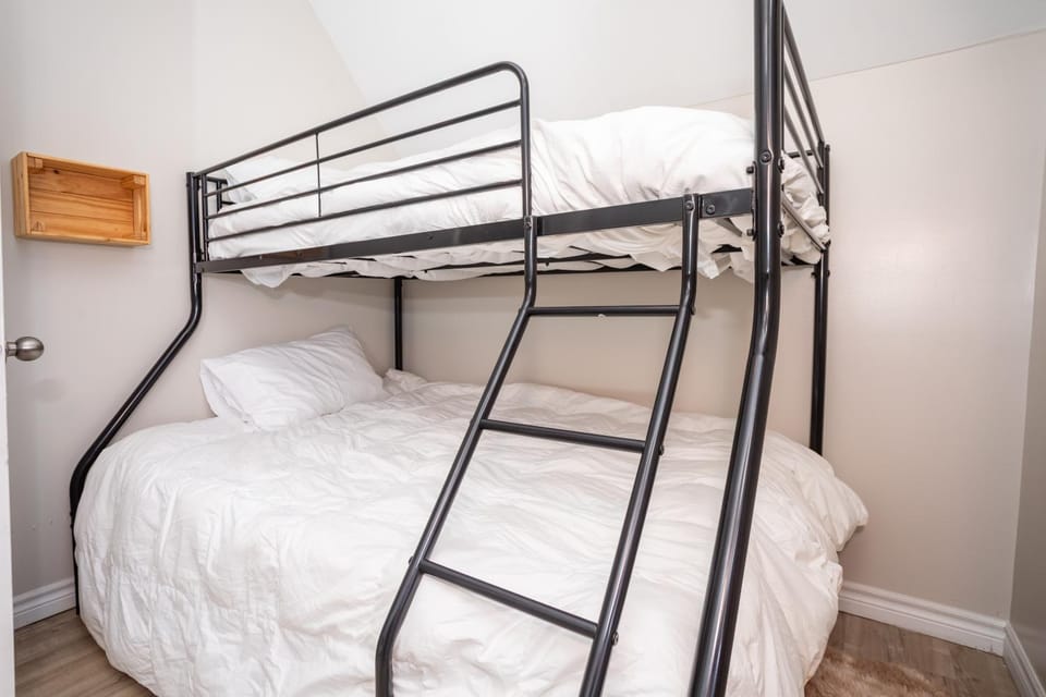 Bedroom, bunk bed