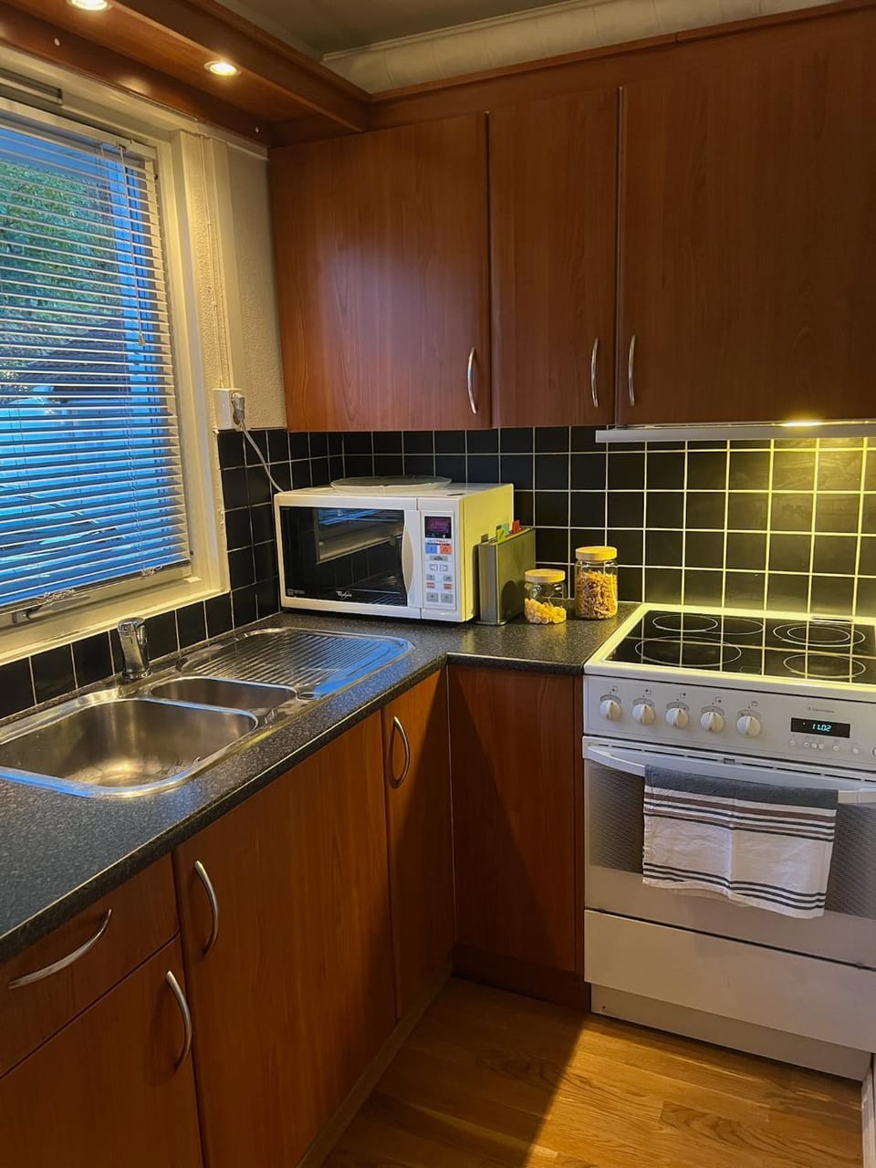 microwave, stove, kitchen