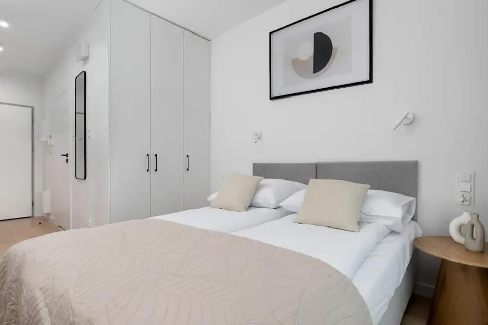 Bed, TV and multimedia, Living room