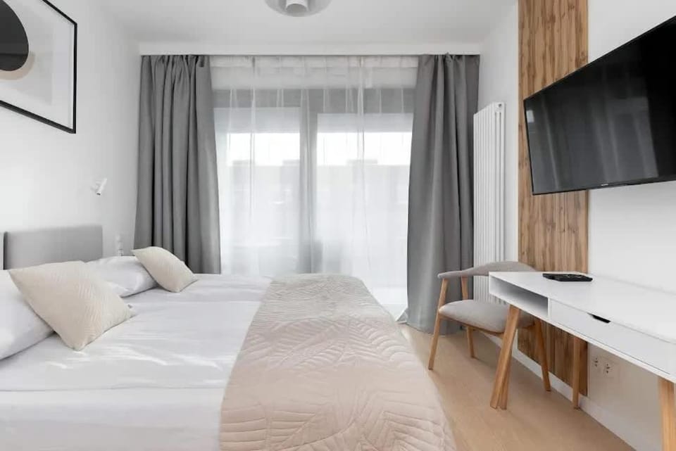 Bed, TV and multimedia, Living room