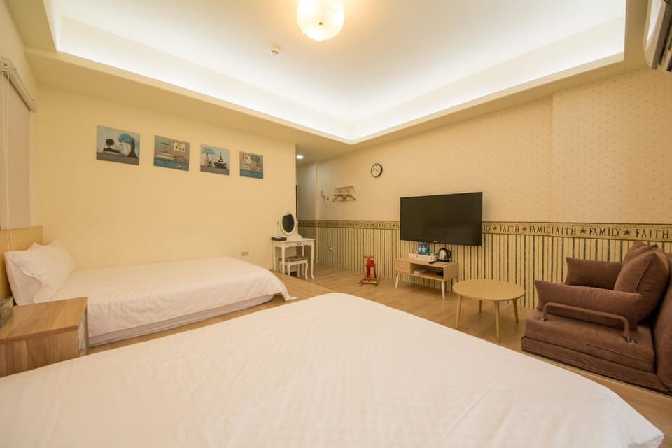 Bed, TV and multimedia, Photo of the whole room, Bedroom