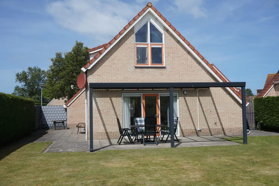 Property building, Patio, Garden, Balcony/Terrace