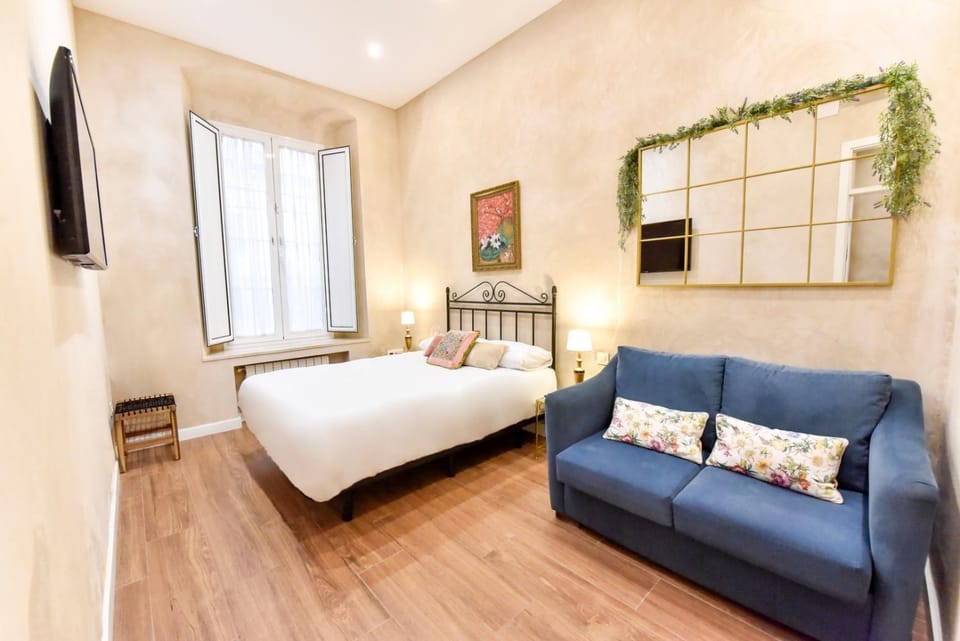 Bed, TV and multimedia, Photo of the whole room, Bedroom
