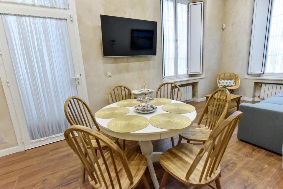 TV and multimedia, Living room, Dining area