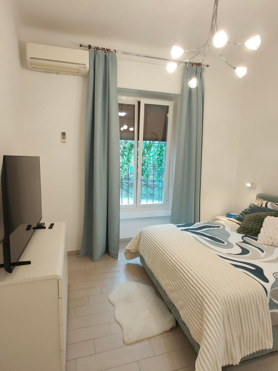 Bed, TV and multimedia, Photo of the whole room, Bedroom