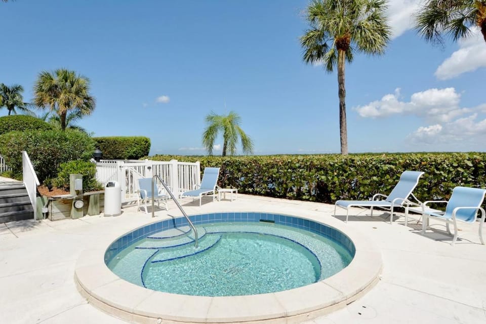 HVC 203 Spa Pool on Longboat Key Apartment in Longboat Key