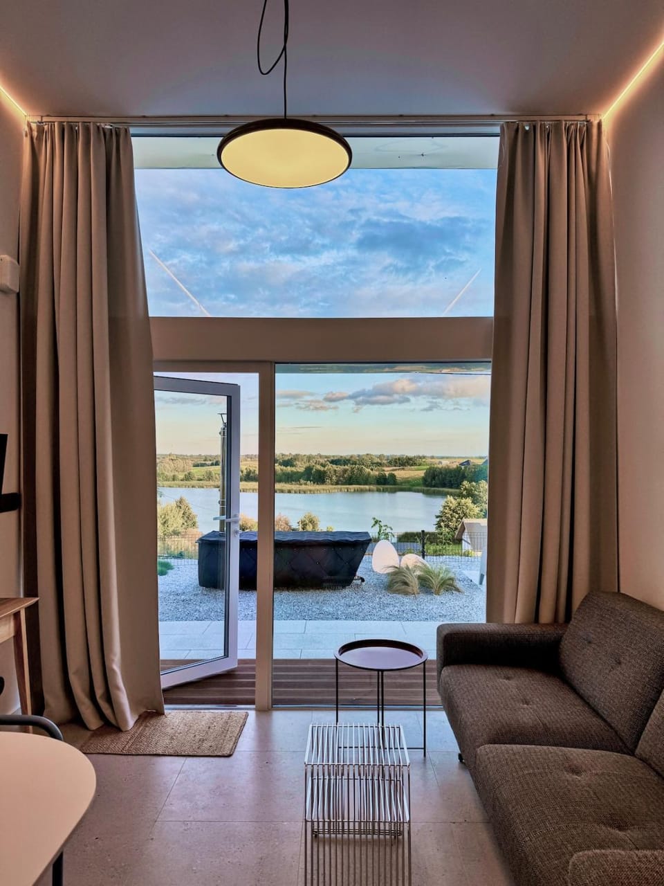 Bed, Natural landscape, Hot Tub, Living room, Seating area, Lake view