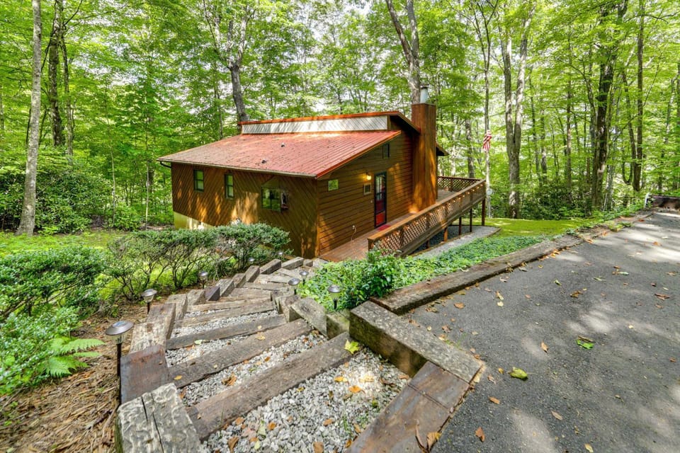 Smoky Mtn Cabin, 7 Mi to Cataloochee Ski Area! Cabin in Maggie Valley