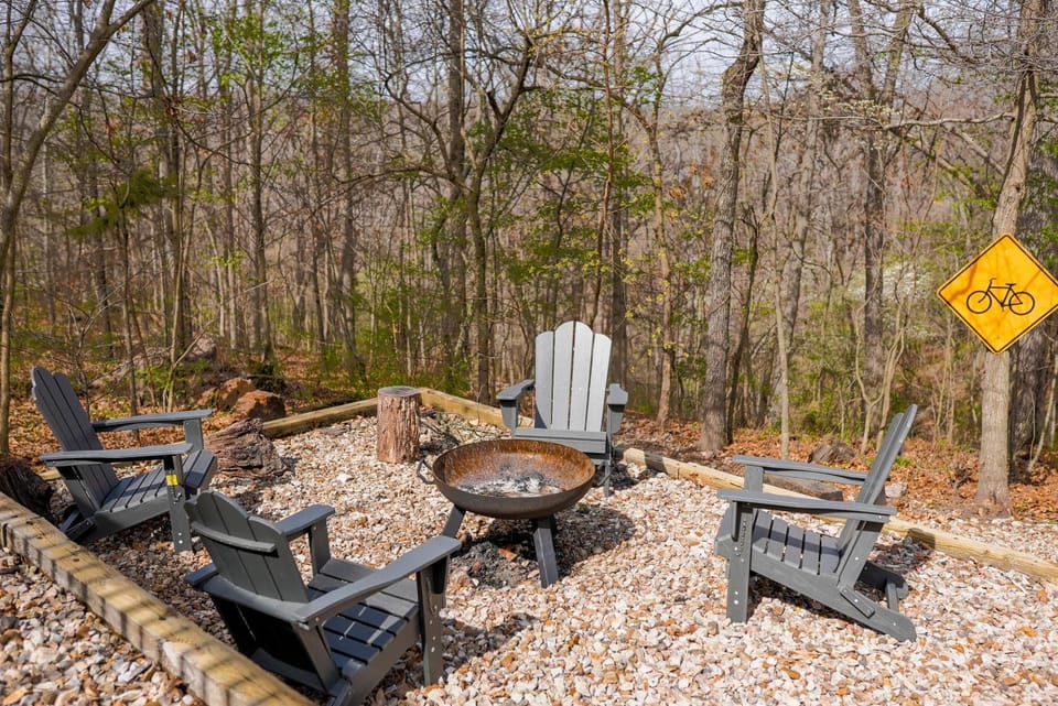 Cozy Bike-In & Out Retreat - Fire Pit Pet Friendly House in Bella Vista