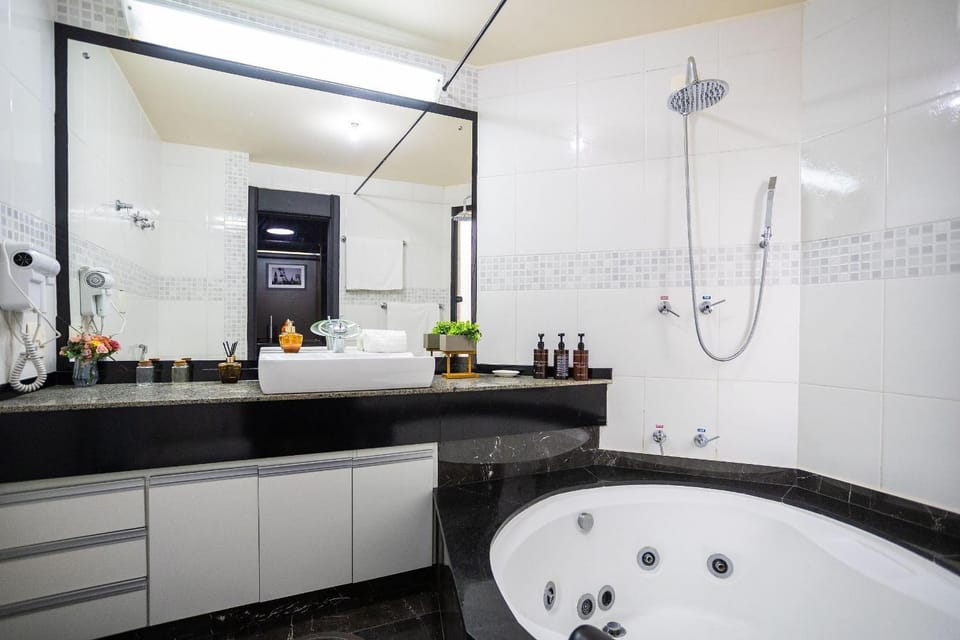 Toilet, Hot Tub, Bathroom